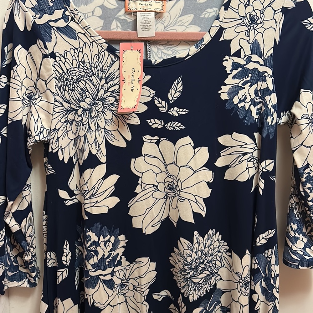 C’est La Vie Navy Floral dress size Small - Picture 3 of 3